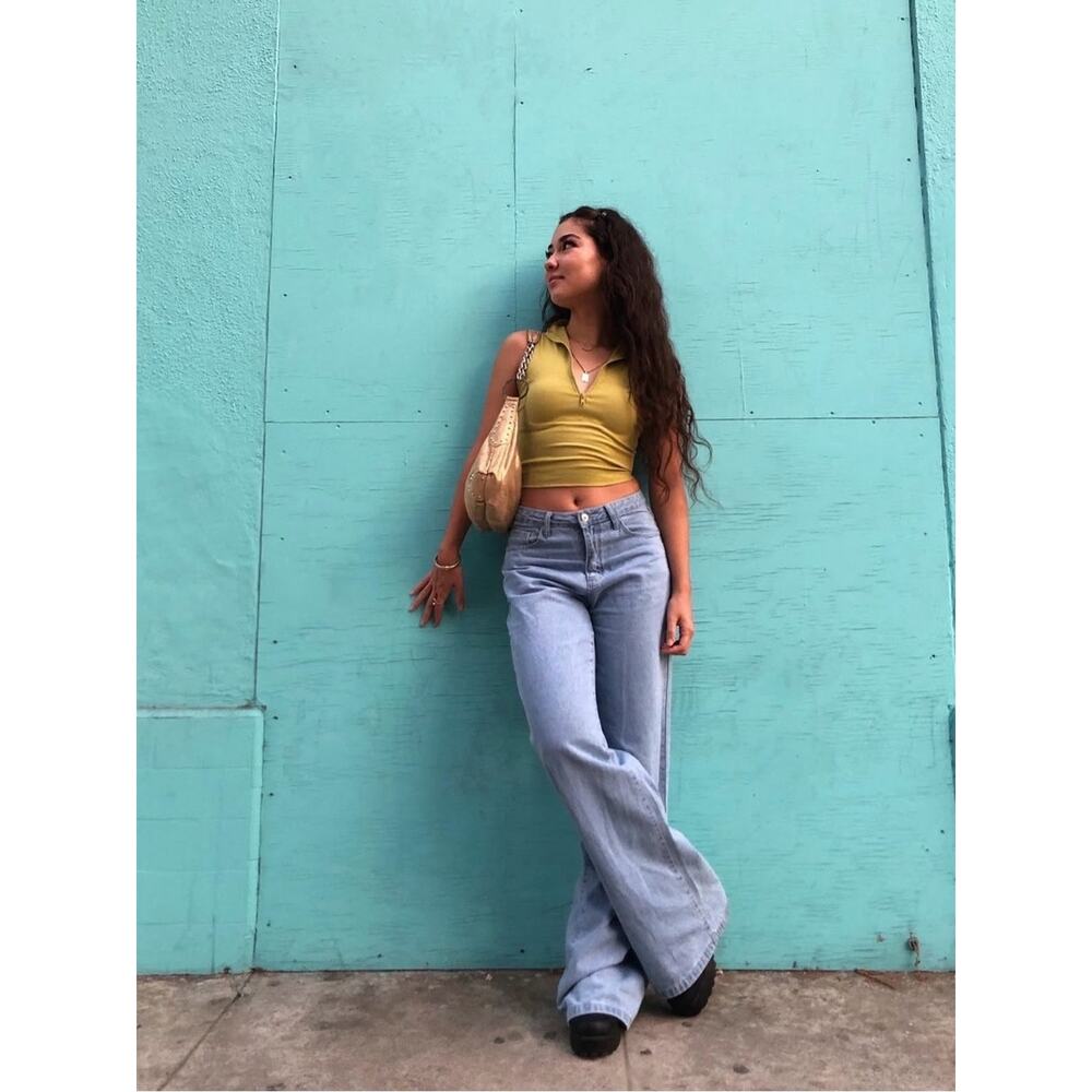 Cropped Ribbed Halter Tank Top - Picture 2 of 3